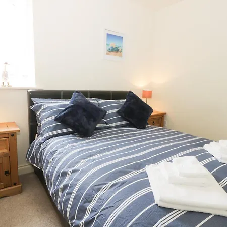 2 Perran Court